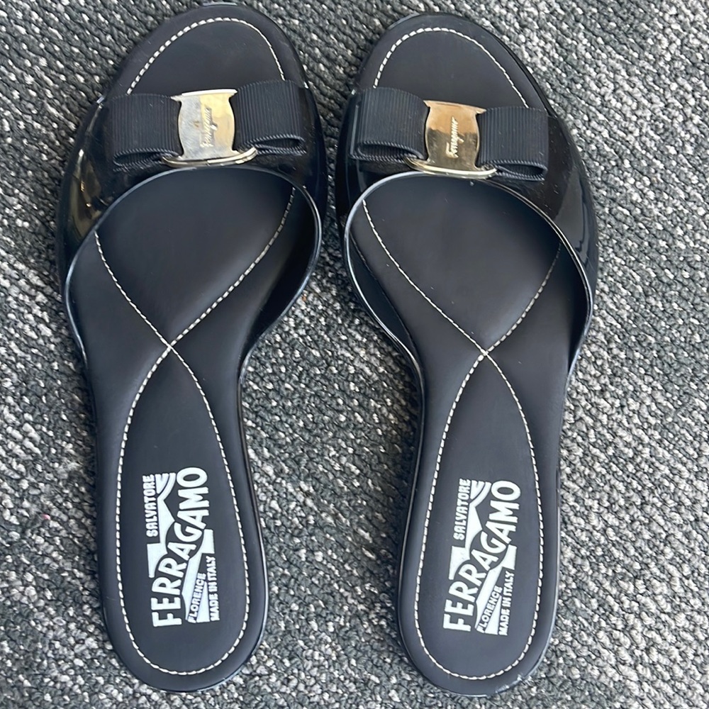 Salvatore Ferragamo Cirella Bow Jelly Black Sandals Flats size 7 worn once